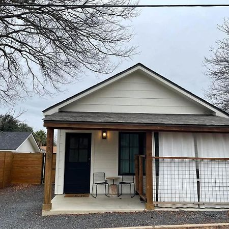 Alley Kat Guesthouse With Private Hot Tub Fredericksburg Exterior foto
