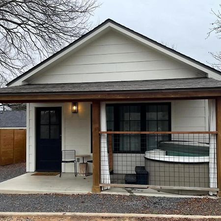Alley Kat Guesthouse With Private Hot Tub Fredericksburg Exterior foto