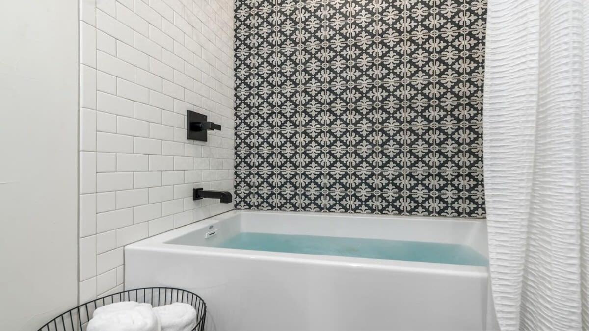 Alley Kat Guesthouse With Private Hot Tub Fredericksburg Exterior foto